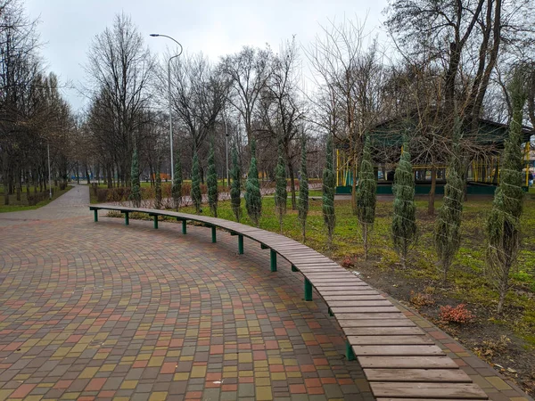 公园里的长椅 在城市公园里休息的地方 — 图库照片