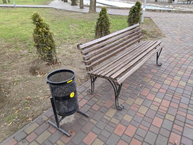 Parktaki banklar. Şehir parkında dinlenmek için bir yer.