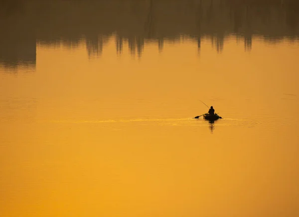 Pescador Num Barco Barco Refletido Água — Fotografia de Stock