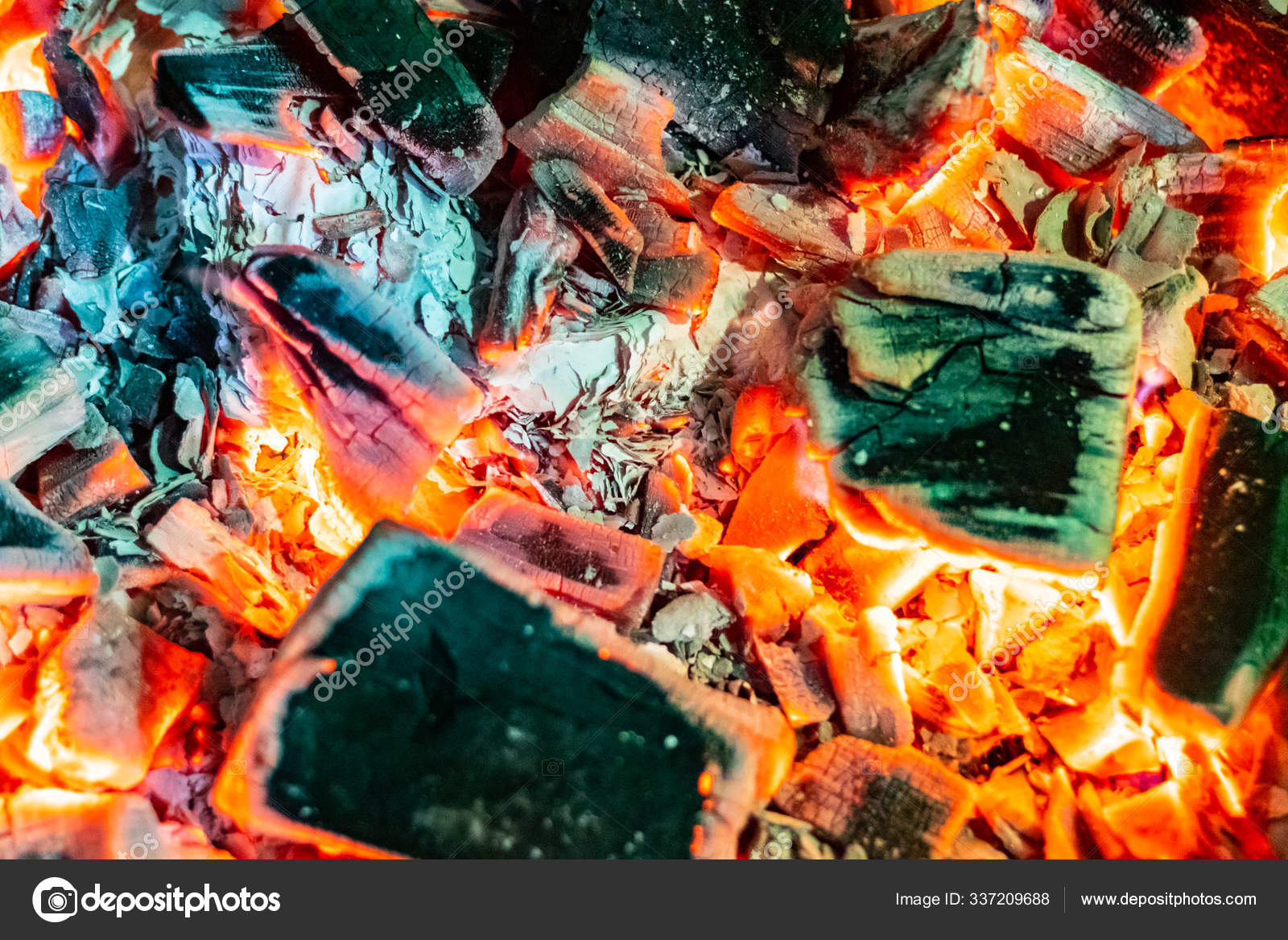 Llama al fuego en el fondo negro — Foto de stock © fotolubitel2017