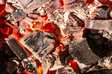 Kömürler yanıyor. Güzel ateş..