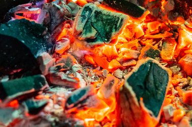 Kömürler yanıyor. Güzel ateş..