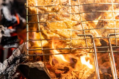 Yanan et. Izgara yapıyorum. Barbekü ve ızgarada tavuk