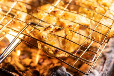 Yanan et. Izgara yapıyorum. Barbekü ve ızgarada tavuk