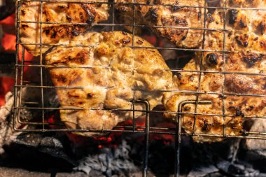 Yanan et. Izgara yapıyorum. Barbekü ve ızgarada tavuk