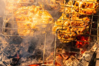 Yanan et. Izgara yapıyorum. Barbekü ve ızgarada tavuk