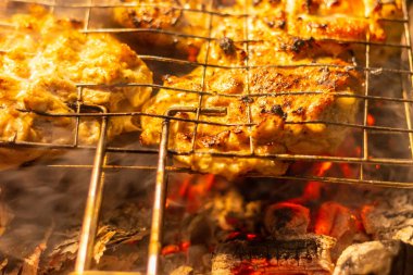 Yanan et. Izgara yapıyorum. Barbekü ve ızgarada tavuk