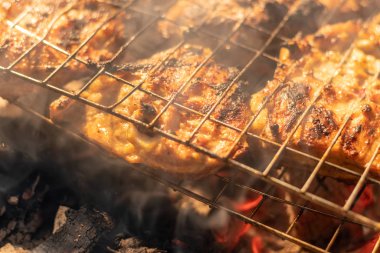 Yanan et. Izgara yapıyorum. Barbekü ve ızgarada tavuk