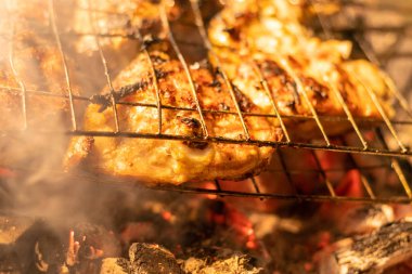 Yanan et. Izgara yapıyorum. Barbekü ve ızgarada tavuk