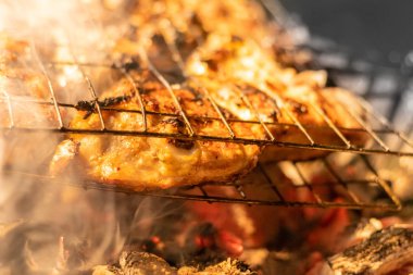 Yanan et. Izgara yapıyorum. Barbekü ve ızgarada tavuk