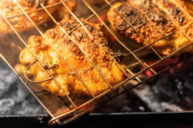 Yanan et. Izgara yapıyorum. Barbekü ve ızgarada tavuk