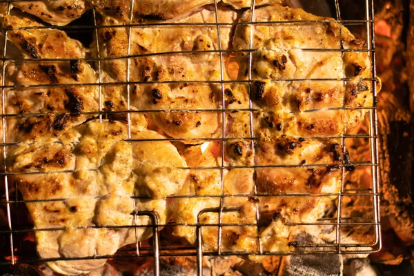Carne Fiamme Grigliate Barbecue Pollo Alla Griglia — Foto Stock