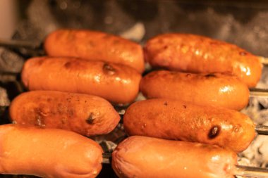 Kızarmış sosis. Sosisler yanıyor.