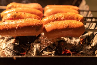 Kızarmış sosis. Sosisler yanıyor.