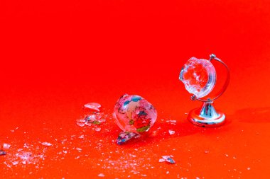 Kırık küre. Kürenin bir modeli çekiçle kırılır. silah ve küre.