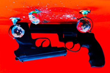 Kırık küre. Kürenin bir modeli çekiçle kırılır. silah ve küre.