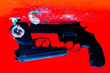 Kırık küre. Kürenin bir modeli çekiçle kırılır. silah ve küre.