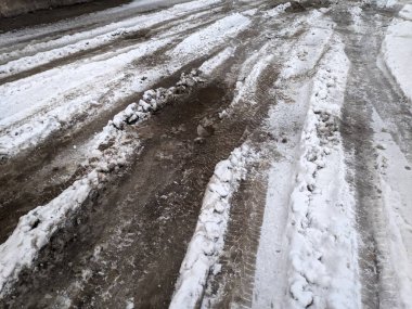 Kötü kış yolu. Yoldaki derin çukurlar ve su birikintileri