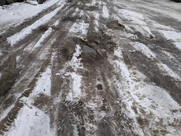 糟糕的冬季道路 道路上的深坑和水坑 — 图库照片