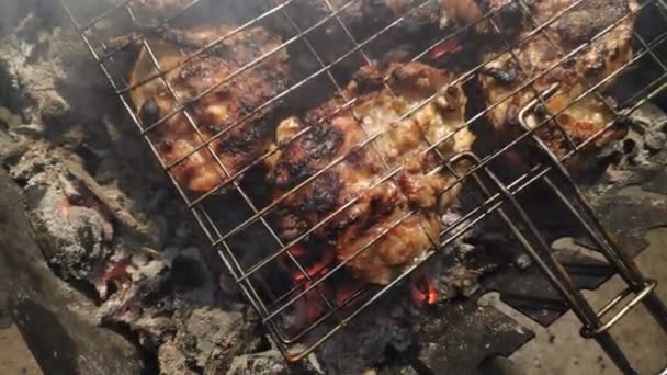 火の上の肉バーベキュー料理 — ストック動画