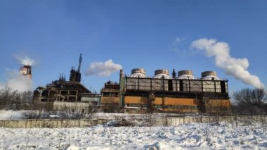 Fabrika bacalarından beyaz duman. sanayi kirliliği