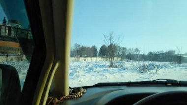 Arabada hareket var. Arabanın içinde.