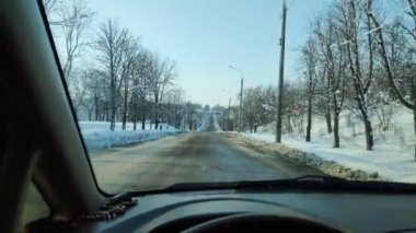 Arabada hareket var. Arabanın içinde.