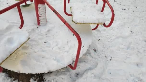 Karuzela Dla Dzieci Śniegu Kręcenie Karuzelą — Wideo stockowe