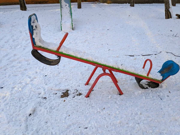 雪の中で子供のスイング 雪の中のカルーセル — ストック写真