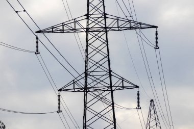 Elektrik hatları. yüksek voltaj desteği.