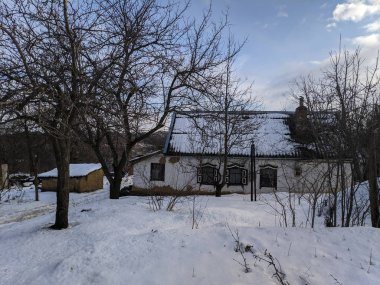 Eski köy evi. Karda eski bir ev