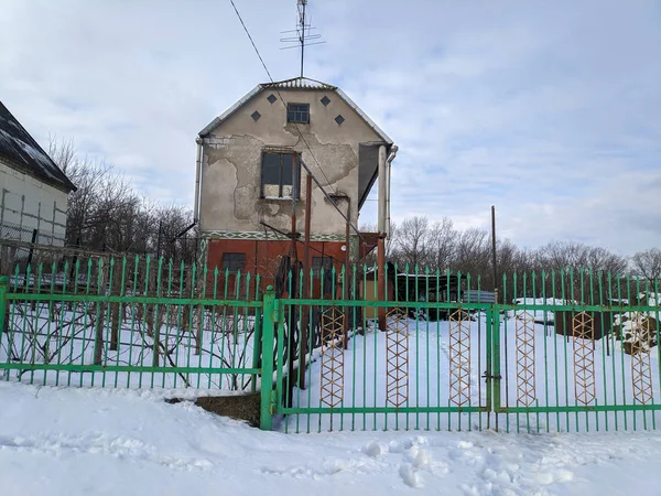 古い田舎の家だ 雪の中のヴィンテージハウス — ストック写真
