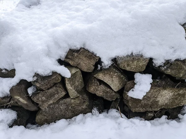 Schnee Auf Den Felsen Graue Steine Unter Dem Schnee — Stockfoto