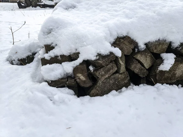 岩石上的雪 白雪下的灰色石头 — 图库照片