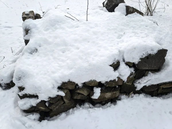 岩石上的雪 白雪下的灰色石头 — 图库照片