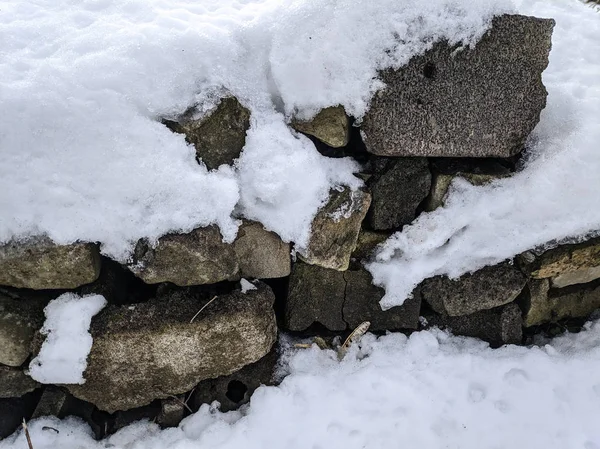 岩石上的雪 白雪下的灰色石头 — 图库照片