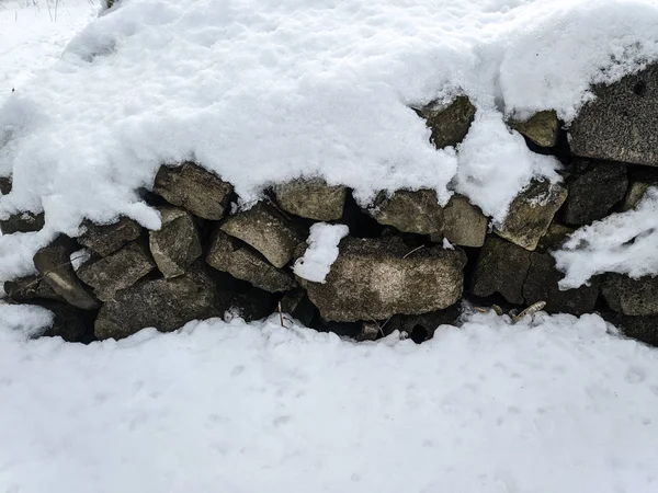 Schnee Auf Den Felsen Graue Steine Unter Dem Schnee — Stockfoto