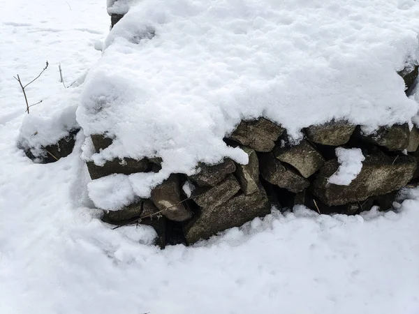 Sneeuw Rotsen Grijze Stenen Onder Sneeuw — Stockfoto