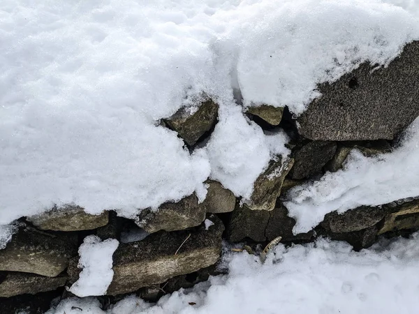 Schnee Auf Den Felsen Graue Steine Unter Dem Schnee — Stockfoto