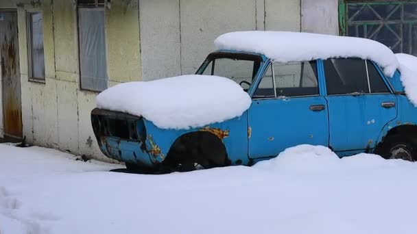 Vieille Voiture Détruite Dans Neige Bleu Voiture Vintage — Video