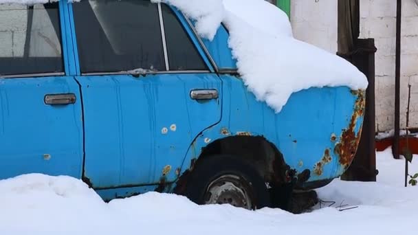 Oude Kapotte Auto Sneeuw Blauwe Vintage Auto — Stockvideo