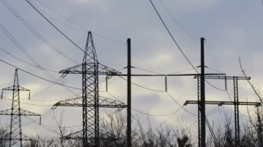 Yüksek direkli elektrik hatları. elektrik kablosu destekleyici