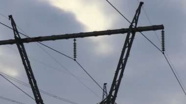 Yüksek direkli elektrik hatları. elektrik kablosu destekleyici