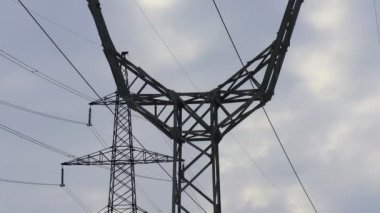 Yüksek direkli elektrik hatları. elektrik kablosu destekleyici