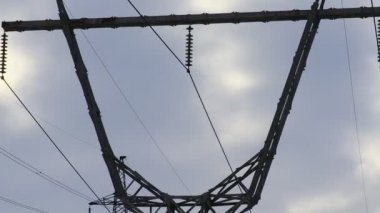 Yüksek direkli elektrik hatları. elektrik kablosu destekleyici