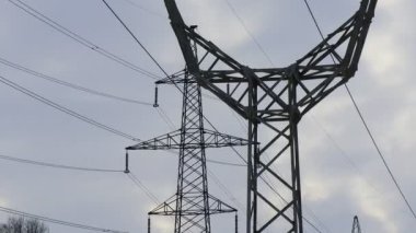 Yüksek direkli elektrik hatları. elektrik kablosu destekleyici