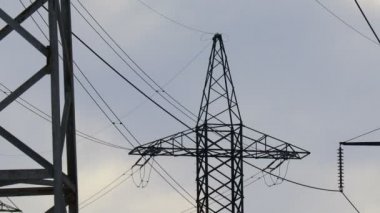 Yüksek direkli elektrik hatları. elektrik kablosu destekleyici
