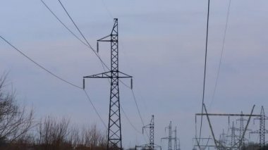 Yüksek direkli elektrik hatları. elektrik kablosu destekleyici