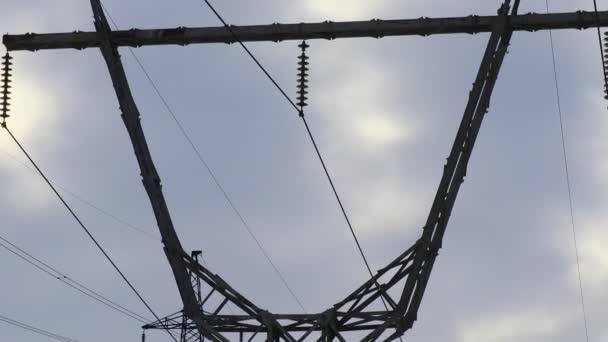 lignes électriques à haut mât. supports de fil électrique 