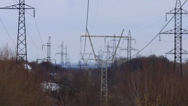 Високі Лінії Електропередач Щогли Електричні Опори Дроту — стокове відео